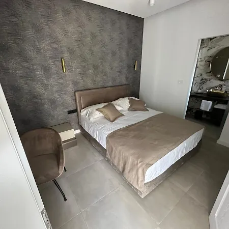 & Iris Apartment *