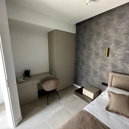 Apartment & Iris *