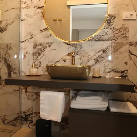 & Iris Apartment