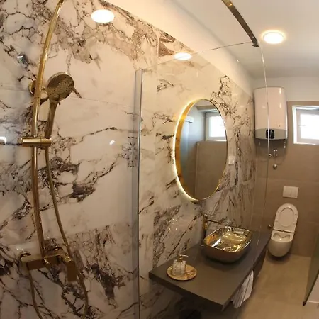 & Iris Apartment *