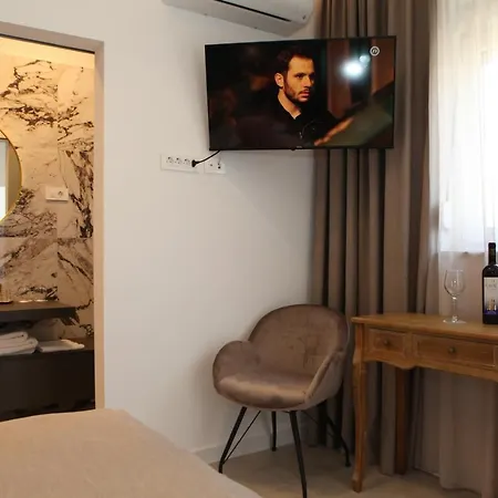 Apartment & Iris *
