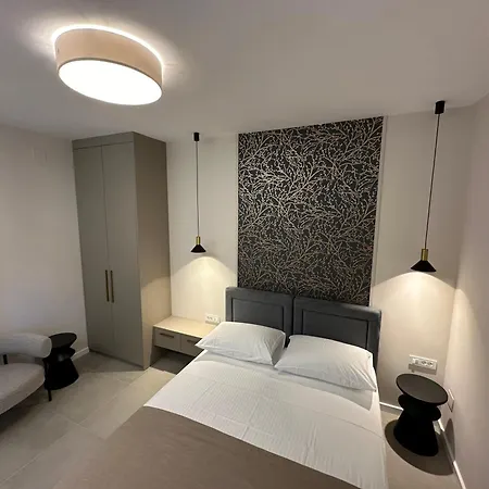 Apartment & Iris *